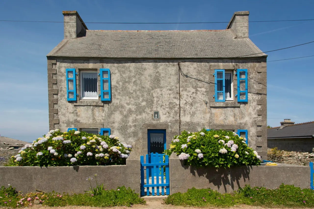 Maison en pierre couverte d'ardoise dans la campagne morbihannaise
