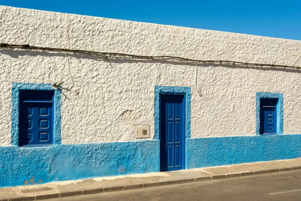 Application de peinture sur un mur extérieur