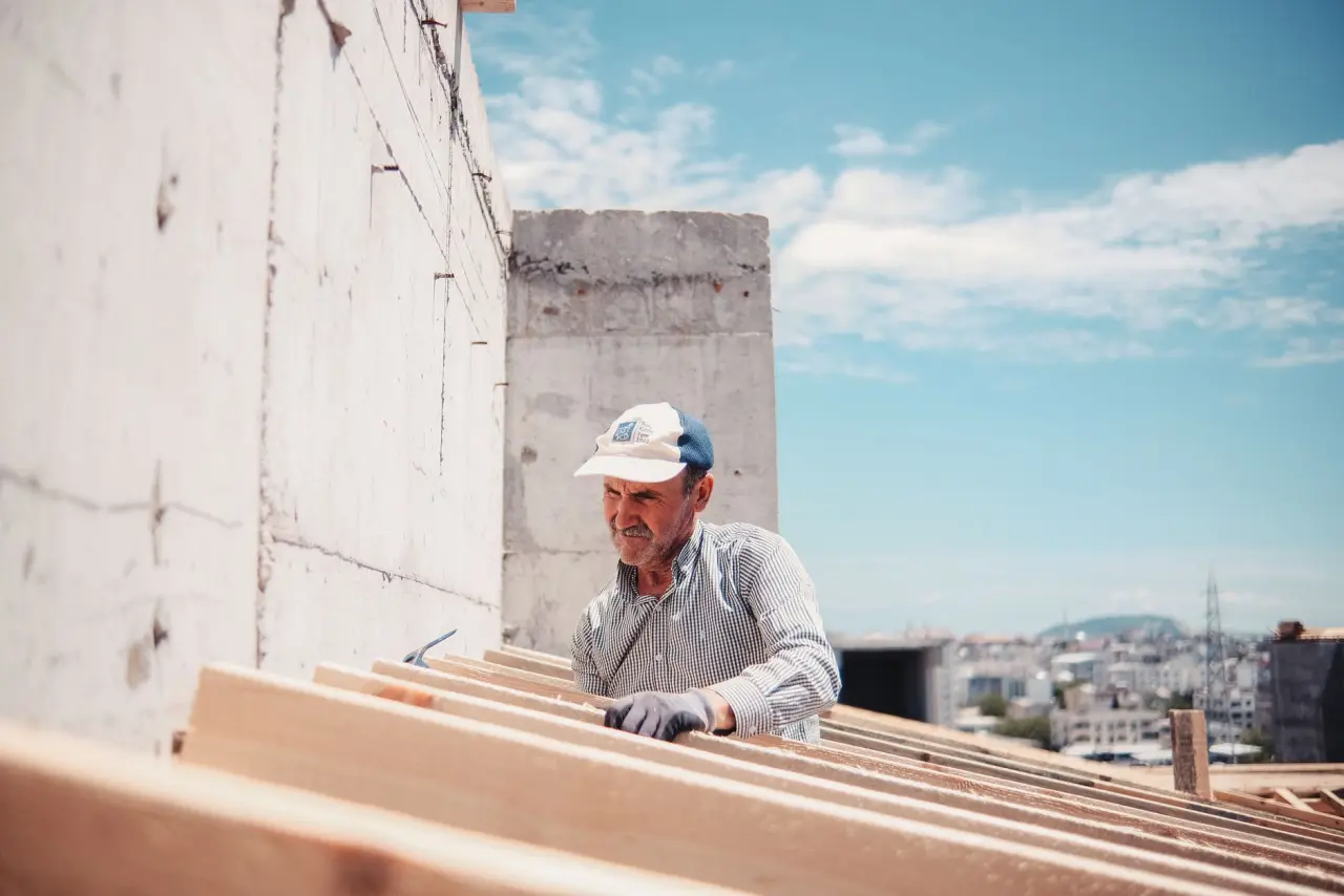 Chantier de rénovation de toiture en cours